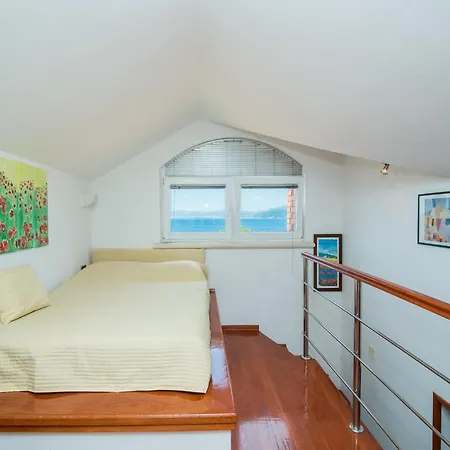 Vrandecic - One Bedroom With Gallery And Garden Terrace شقة بوستيرا