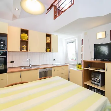 Apartment Vrandecic - One Bedroom With Gallery And Garden Terrace *